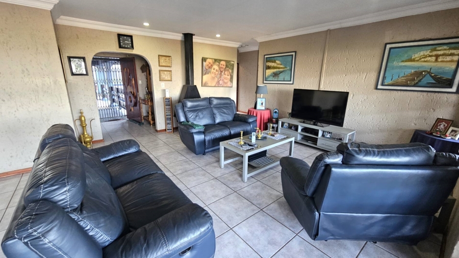 5 Bedroom Property for Sale in Schoemansville North West